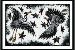 Ilustración de estilo japonés que representa dos grullas en vuelo con plumaje detallado en escalado, picos y patas doradas, rodeadas de flores estilizadas con toques de color sobre un fondo con salpicaduras de tinta. Diseño de tatuaje con líneas sólidas y bloques de negro. Ilustración realizada por Agu. Diseño disponible en Hipno Tattoo Estepona.