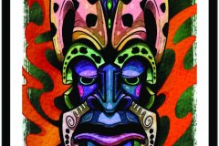Ilustración a color de estilo neo-tradicional que representa una máscara Boruca con grandes cuernos rosadas moteadas, rostro en tonos azules y morados, y cejas verdes, rodeada de llamas rojas y naranjas. Diseño de tatuaje con líneas sólidas y bloques de negro. Ilustración realizada por Agu. Diseño disponible en Hipno Tattoo Estepona.
