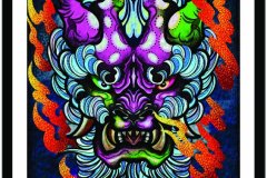 Ilustración a color de estilo japonés que representa la cabeza feroz de un perro foo con pelaje ondulado en tonos morados, verdes y azules, rodeado de llamas rojas y naranjas sobre fondo azul oscuro. Diseño de tatuaje con líneas sólidas y bloques de negro. Ilustración realizada por Agu. Diseño disponible en Hipno Tattoo Estepona.