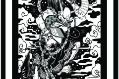 "Ilustración blackwork de estilo japonés tradicional que representa a un espíritu yokai con vestimenta clásica, sosteniendo una acha larga y un pergamino con caracteres, rodeado de nubes estilizadas bajo una luna creciente y un cielo estrellado. Diseño de tatuaje en blanco y negro con líneas sólidas y bloques de negro. Ilustración realizada por Agu. Diseño disponible en Hipno Tattoo Estepona."