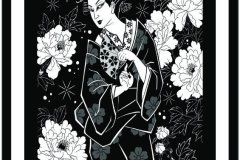 Ilustración blackwork de estilo japonés tradicional que representa a una geisha con kimono rodeada de grandes flores de peonía bajo una luna creciente y un cielo estrellado. Diseño de tatuaje en blanco y negro con líneas sólidas y bloques de negro. Ilustración realizada por Agu. Diseño disponible en Hipno Tattoo Estepona.