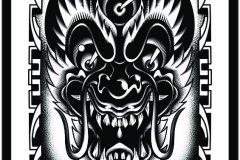Ilustración blackwork de estilo japonés y místico que representa la máscara feroz de un demonio o guardián con grandes colmillos, ojos peligrosos y un tercer ojo en la frente, enmarcada por un borde geométrico y sombreado de puntillismo. Diseño de tatuaje en blanco y negro con líneas sólidas y bloques de negro. Ilustración realizada por Agu. Diseño disponible en Hipno Tattoo Estepona.