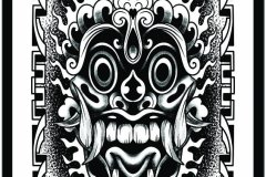 Ilustración blackwork de estilo místico y tribal que representa una máscara feroz con grandes ojos redondos, colmillos prominentes y llamas en la parte superior, enmarcada por un borde geométrico con sombreado de puntillismo. Diseño de tatuaje en blanco y negro con líneas sólidas y bloques de negro. Ilustración realizada por Agu. Diseño disponible en Hipno Tattoo Estepona.