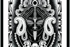 Ilustración blackwork que representa el rostro de la diosa Kali con un tercer ojo y la lengua fuera, adornada con una corona ornamental y tres cráneos en la base, enmarcada por un borde geométrico. Diseño de tatuaje en blanco y negro con líneas sólidas y bloques de negro. Ilustración realizada por Agu. Diseño disponible en Hipno Tattoo Estepona.