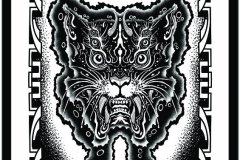 Ilustración blackwork de estilo místico y simétrico que representa la cabeza de un gran felino con patrones intrincados, dientes afilados y un halo de puntillismo, enmarcado por un borde geométrico. Diseño de tatuaje en blanco y negro con líneas sólidas y bloques de negro. Ilustración realizada por Agu. Diseño disponible en Hipno Tattoo Estepona.
