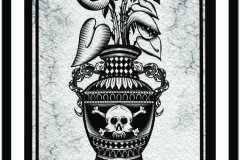Ilustración blackwork de estilo ilustrativo que representa un jarrón decorado con un cráneo y huesos cruzadas, patrones geométricos y dos serpientes en los laterales, de la cual brota un ramo de plantas carnivoras sobre un fondo texturizado. Diseño de tatuaje en blanco y negro con líneas sólidas y bloques de negro. Ilustración realizada por Agu. Diseño disponible en Hipno Tattoo Estepona.