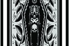 Ilustración blackwork de estilo oscuro que representa un esqueleto y un gran cráneo dentro de un ataúd abierto, rodeado de hojas estilizadas y detalles de puntillismo. Diseño de tatuaje en blanco y negro con líneas sólidas y bloques de negro. Ilustración realizada por Agu. Diseño disponible en Hipno Tattoo Estepona.