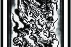 Ilustración blackwork de la cabeza de un dragón feroz con escamas, cuernos y garras afiladas, rodeado de llamas y humo estilizado, enmarcado en un borde doble. Diseño de tatuaje en blanco y negro con líneas sólidas y bloques de negro. Ilustración realizada por Agu. Diseño disponible en Hipno Tattoo Estepona.