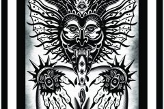 Ilustración blackwork de estilo ocultista y surrealista que representa una figura demoníaca con grandes cuernos, alas con un ojo central, un tercer ojo en la frente y manos con ojos en las palmas. Diseño de tatuaje en blanco y negro con líneas sólidas y bloques de negro. Ilustración realizada por Agu. Diseño disponible en Hipno Tattoo Estepona.