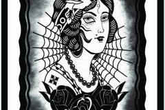 Ilustración blackwork de estilo neo-tradicional que representa el retrato de una mujer con una rosa en el pelo y un collar, sobre un fondo de telaraña y acompañada de grandes rosas oscuras en la parte inferior. Diseño de tatuaje en blanco y negro con líneas sólidas y bloques de negro. Ilustración realizada por Agu. Diseño disponible en Hipno Tattoo Estepona.