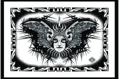 Ilustración blackwork de estilo místico y simétrico que representa un rostro sereno de Buddha con los ojos cerrados y una corona, flanqueado por grandes alas detalladas y espinas radiantes, enmarcado por un borde geométrico. Diseño de tatuaje en blanco y negro con líneas sólidas y bloques de negro. Ilustración realizada por Agu. Diseño disponible en Hipno Tattoo Estepona.