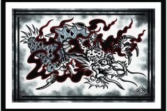 Ilustración de estilo neo-tradicional que representa la cabeza de un dragón con escamas en tonos grises, rodeado de llamas con contornos rojos sobre un fondo de humo y enmarcado en negro. Diseño de tatuaje con líneas sólidas y bloques de negro. Ilustración realizada por Agu. Diseño disponible en Hipno Tattoo Estepona.