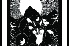 Ilustración blackwork que representa a un zorro de nueve colas (kitsune) sentado en primer plano frente a un paisaje montañoso con un cielo de nubes ondulantes y estilizadas. Diseño de tatuaje en blanco y negro con líneas sólidas y bloques de negro. Ilustración realizada por Agu. Diseño disponible en Hipno Tattoo Estepona.