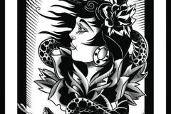 Ilustración blackwork de estilo neo-tradicional que representa el perfil de una mujer con el cabello al viento, adornada con una gran flor y rodeada de serpientes entrelazadas con escamas detalladas. Diseño de tatuaje en blanco y negro con líneas sólidas y bloques de negro. Ilustración realizada por Agu. Diseño disponible en Hipno Tattoo Estepona.