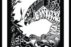 Ilustración blackwork de un ave rapaz con plumaje detallado y garras afiladas, rodeada de flores estilizadas y un fondo de rocas con sombreado de puntillismo. Diseño de tatuaje en blanco y negro con líneas sólidas y bloques de negro. Ilustración realizada por Agu. Diseño disponible en Hipno Tattoo Estepona.