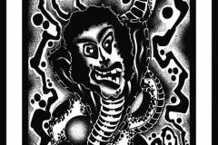 Ilustración blackwork de estilo surrealista que representa un rostro de expresión salvaje envuelto por una gran serpiente a rayas, rodeado de formas orgánicas abstractas con sombreado de puntillismo. Diseño de tatuaje en blanco y negro con líneas sólidas y bloques de negro. Ilustración realizada por Agu. Diseño disponible en Hipno Tattoo Estepona.