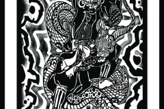 Ilustración blackwork de estilo japonés que representa a un feroz guerrero samurái empuñando una katana, envuelto por una gran serpiente sobre un fondo de formas abstractas y ondulantes con sombreado de puntillismo. Diseño de tatuaje en blanco y negro con líneas sólidas y bloques de negro. Ilustración realizada por Agu. Diseño disponible en Hipno Tattoo Estepona.