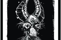 Ilustración blackwork de estilo surrealista y oscuro que representa la cabeza de una criatura grotesca con grandes cuernos curvos y segmentados, múltiples ojos y una boca distorsionada sobre un fondo negro texturizado. Diseño de tatuaje en blanco y negro con líneas sólidas y bloques de negro. Ilustración realizada por Agu. Diseño disponible en Hipno Tattoo Estepona.
