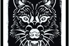 Ilustración blackwork de estilo stencil que representa la cabeza de un lobo con expresión feroz, boca abierta mostrando los dientes y ojos penetrantes, dibujado en líneas blancas sobre fondo negro. Diseño de tatuaje en blanco y negro con líneas sólidas y bloques de negro. Ilustración realizada por Agu. Diseño disponible en Hipno Tattoo Estepona.