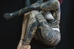 Tatuaje completo blackwork con diseños geométricos en brazos, pecho y piernas. Tatuaje blackwork por Agu en Hipno Tattoo Estepona.