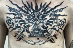 Un tatuaje audaz de blackwork en el pecho, con un ojo que todo lo ve en el centro, dentro de un triángulo. El diseño simétrico incluye espadas cruzadas, serpientes con manchas que se envuelven alrededor de la composición y un sol con rayos irregulares con un centro en espiral en la parte superior, todo realizado con tinta negra de alto contraste sobre la parte alta del pecho. Tatuaje blackwork por Agu en Hipno Tattoo Estepona.
