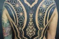 Tatuaje blackwork en espalda completa y hombros con patrones geométricos. Tatuaje blackwork por Agu en Hipno Tattoo Estepona.
