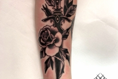 Tatuaje rosa y daga antebrazo